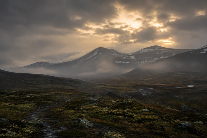 Dramatisk himmel över fjällterräng