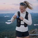 Löpare bär FJORN Light #01 löparväst
